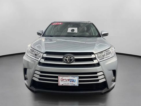 Used 2019 Toyota Highlander XLE AWD/4WD image 2