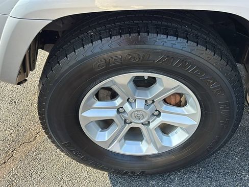 Used 2018 Toyota 4Runner SR5 AWD/4WD image 32