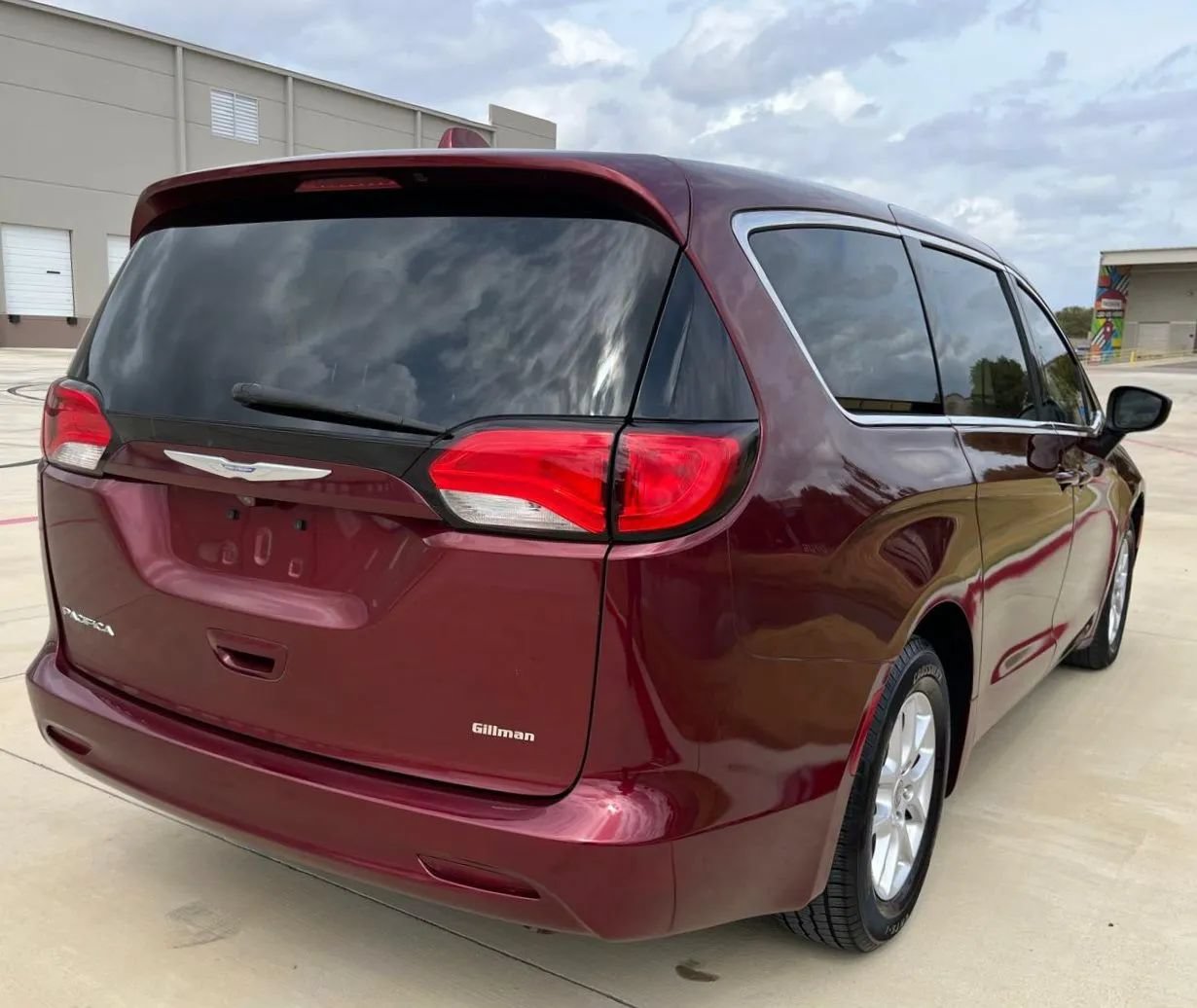 Used 2017 Chrysler Pacifica Touring FWD image 7