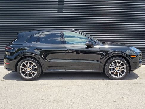 Used 2025 Porsche Cayenne image 8