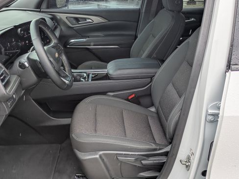 Used 2024 Chevrolet Traverse LS FWD image 11