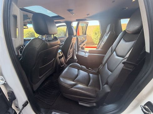 Used 2019 Cadillac Escalade Luxury AWD/4WD image 27
