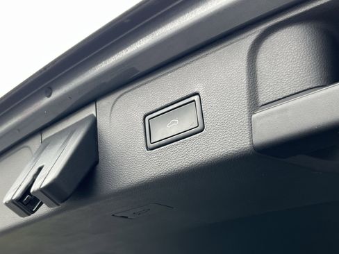 Used 2021 Volkswagen Atlas SE image 6