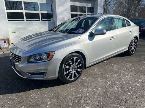 Used 2018 Volvo S60 T5 Inscription image 3
