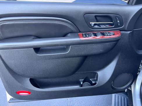 Used 2011 Cadillac Escalade Premium image 11