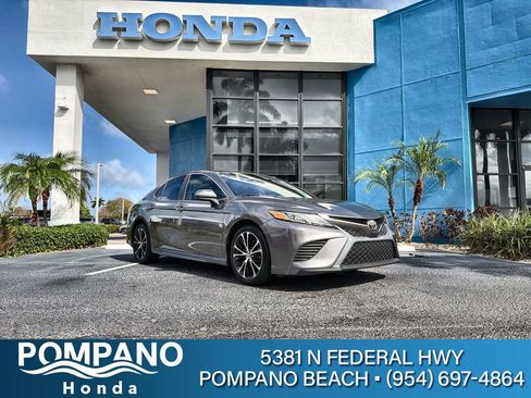 Used 2018 Toyota Camry SE image 1