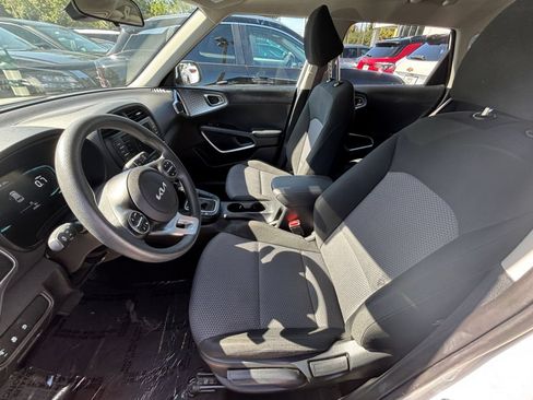Used 2025 Kia Soul LX w/ LX Technology Package FWD image 24