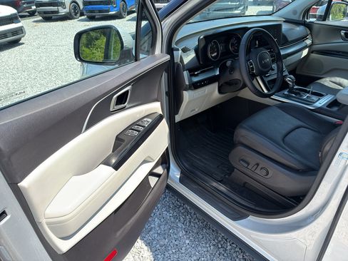 Used 2023 Kia Carnival LX FWD image 12
