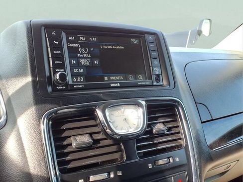 Used 2015 Chrysler Town & Country Touring-L w/ Driver Convenience Group FWD image 8