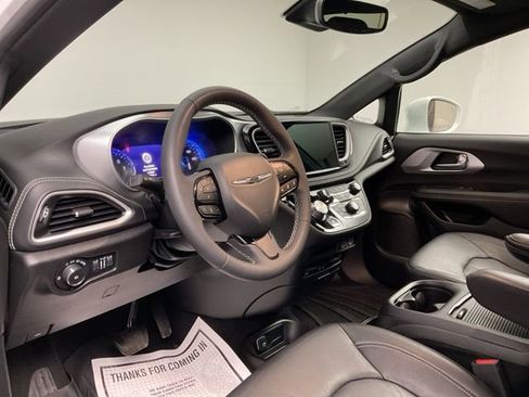 Used 2022 Chrysler Pacifica Touring-L w/ Uconnect Theater Family Group image 11