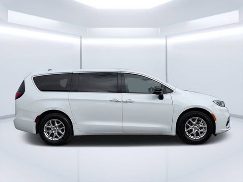 Used 2025 Chrysler Pacifica Select FWD image 2