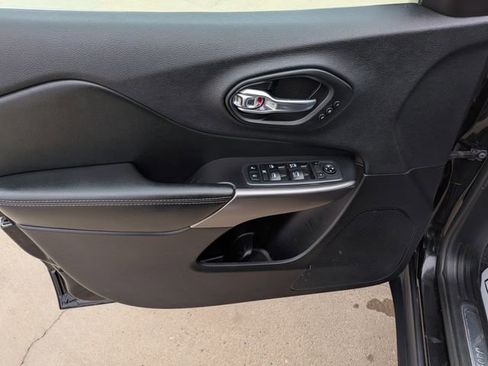 Used 2019 Jeep Cherokee Limited AWD/4WD image 21