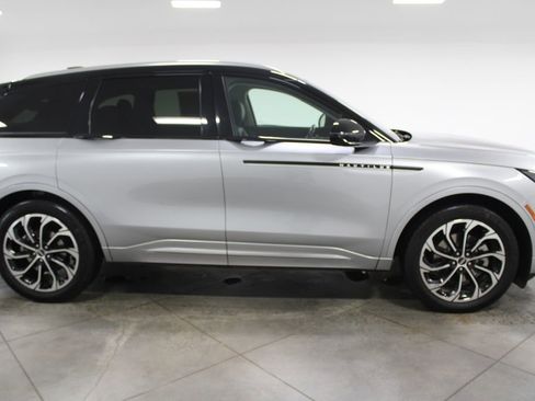 Used 2024 Lincoln Nautilus Reserve image 11