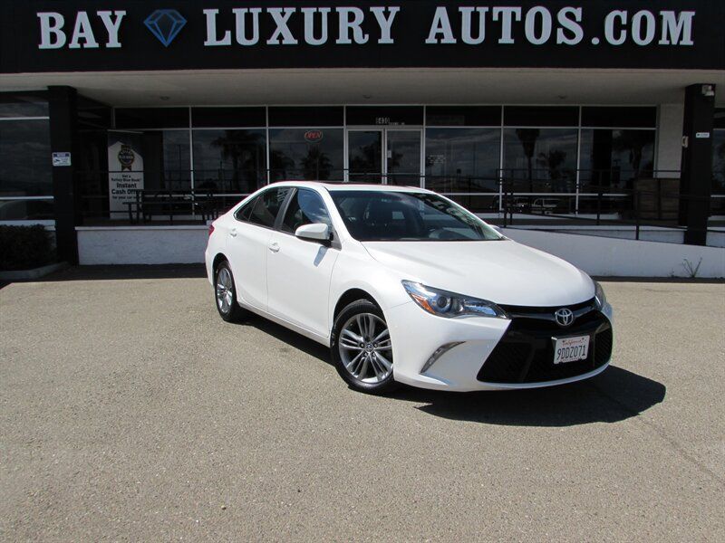 Used 2015 Toyota Camry SE w/ Moonroof Package FWD image 1