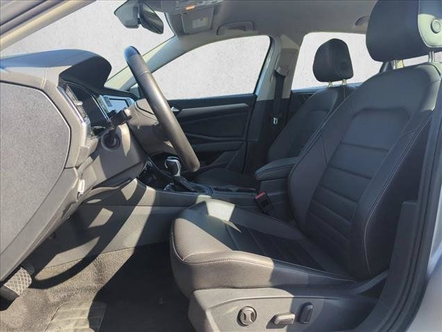 Used 2024 Volkswagen Jetta SE FWD image 17