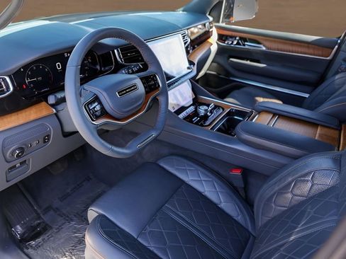 Used 2024 Jeep Grand Wagoneer Series III image 10