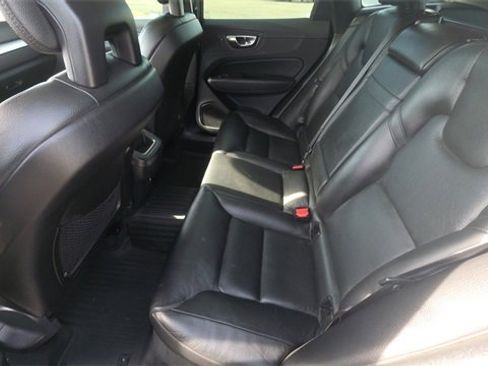 Used 2018 Volvo XC60 T6 Momentum w/ Advanced Package image 18