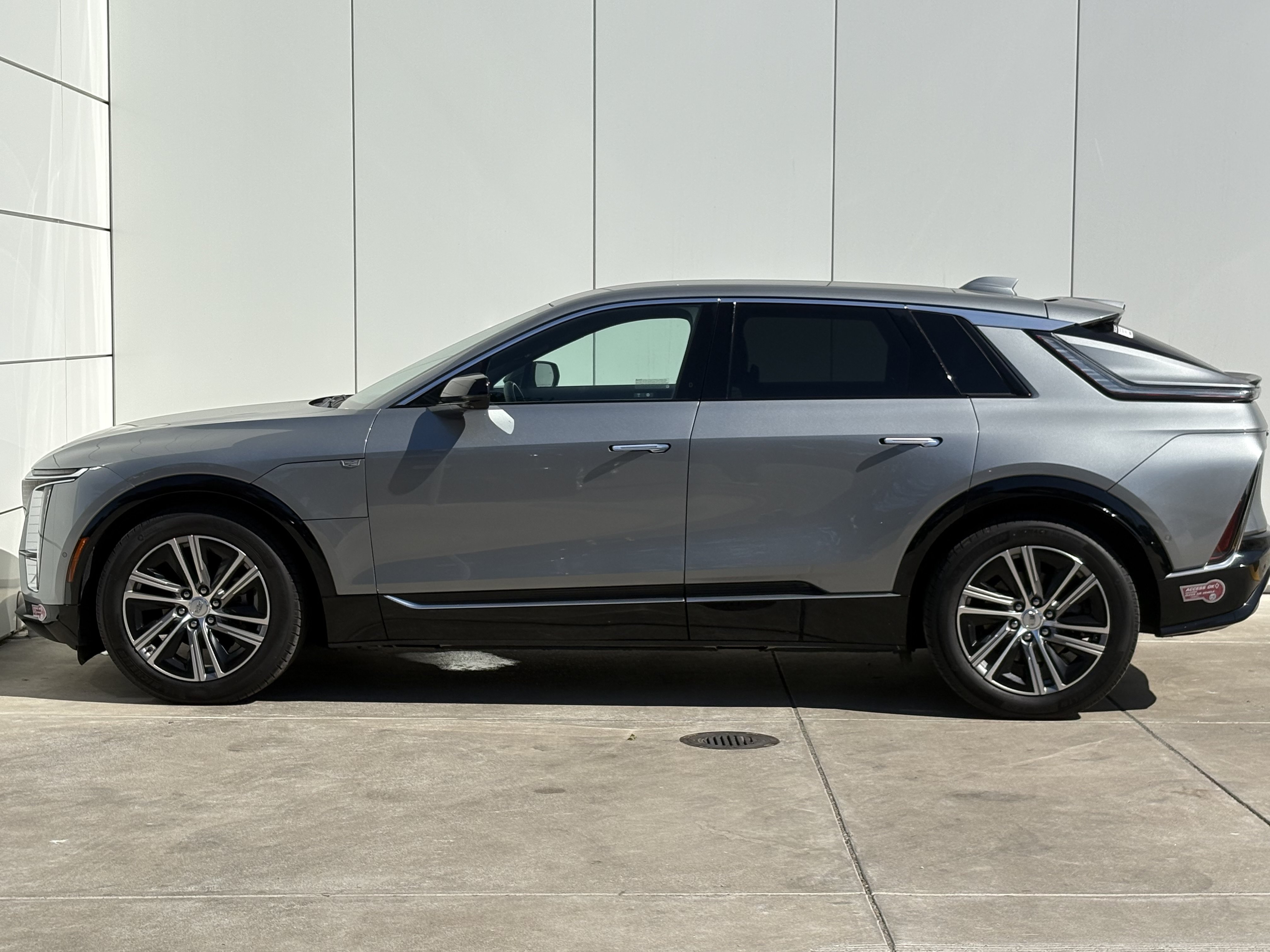 Used 2024 Cadillac Lyriq Luxury AWD/4WD image 4