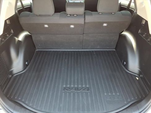 Used 2018 Toyota RAV4 XLE AWD/4WD image 17