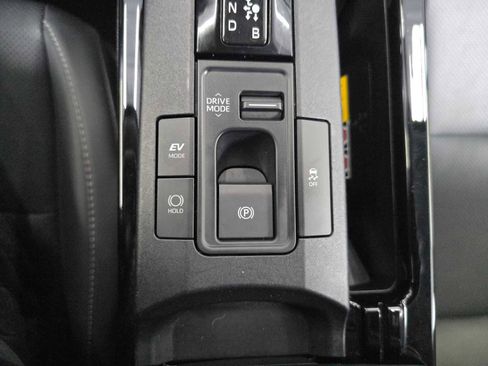 Used 2025 Toyota Prius XLE FWD image 34