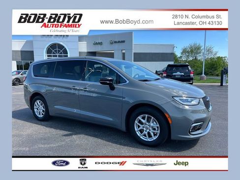 Used 2025 Chrysler Pacifica Select FWD image 1