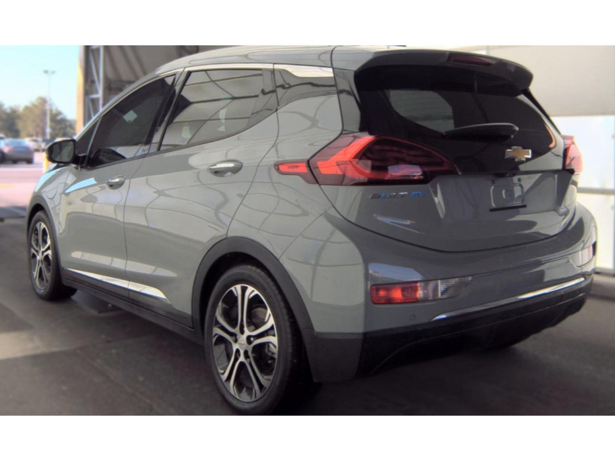 Used 2020 Chevrolet Bolt Premier w/ Infotainment Package FWD image 4