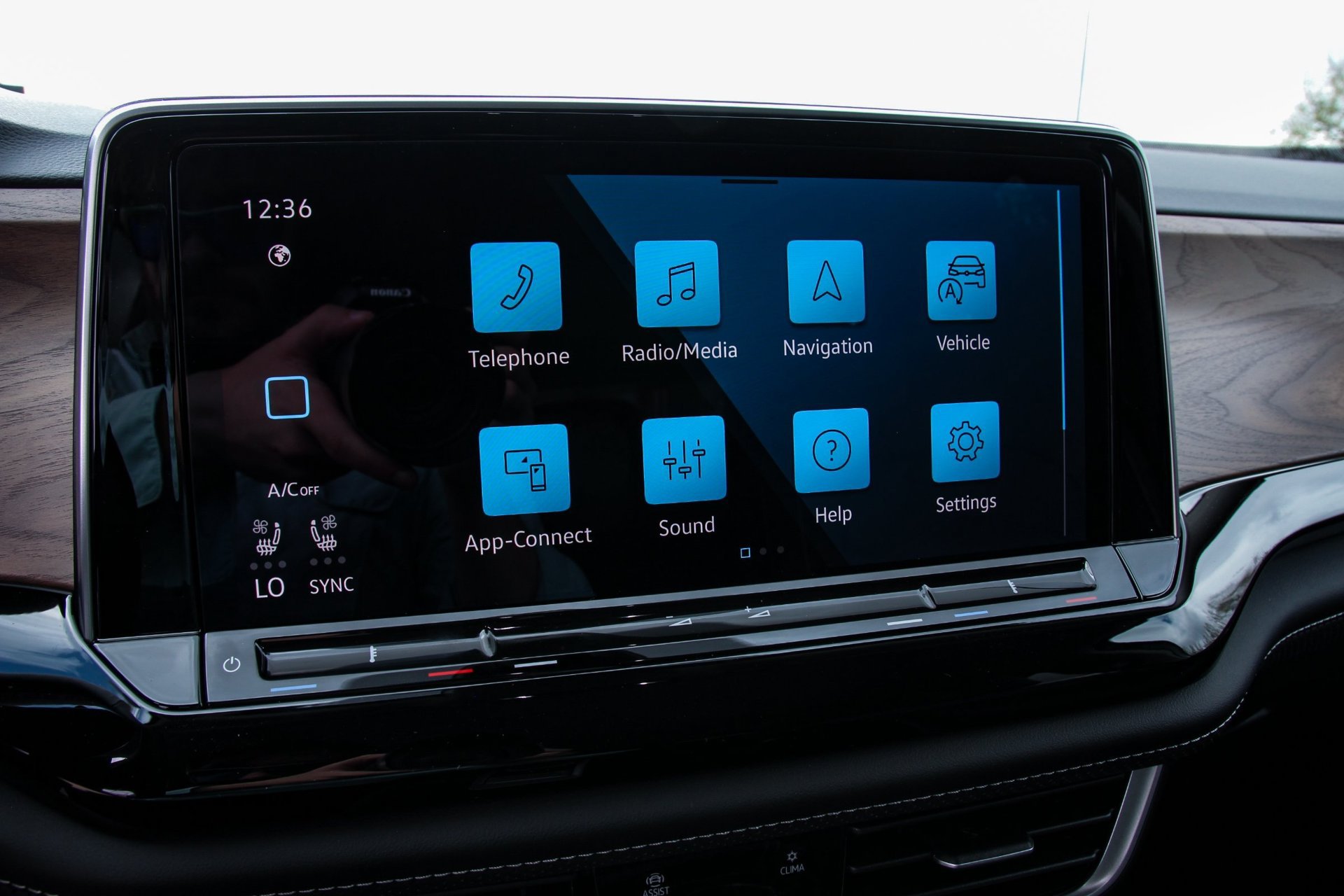 Used 2026 Volkswagen Atlas SE FWD image 22