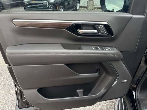 New 2026 Chevrolet Suburban Premier image 18