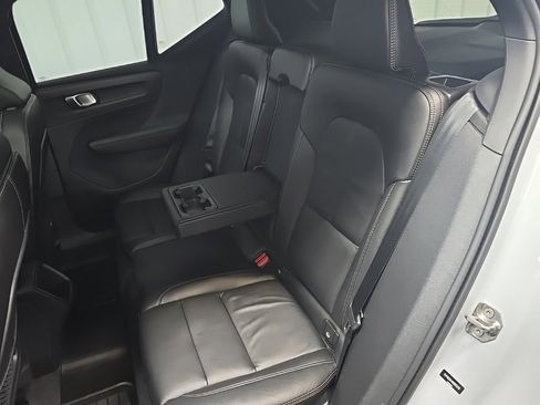Used 2022 Volvo XC40 T5 Momentum w/ Climate Package image 30