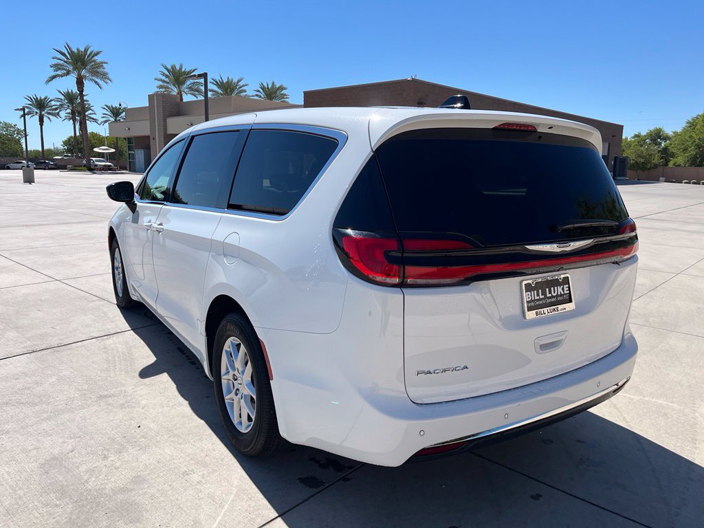 Certified 2025 Chrysler Pacifica Select FWD image 9