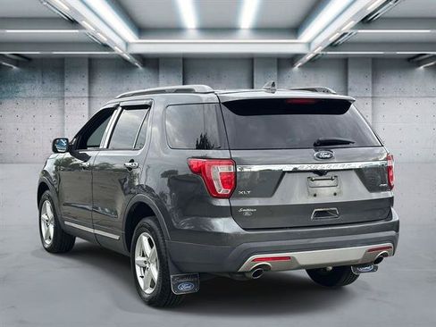 Used 2017 Ford Explorer XLT w/ Equipment Group 202A AWD/4WD image 28