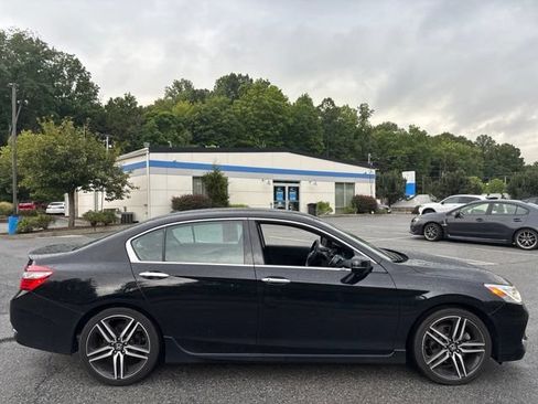 Used 2017 Honda Accord Touring image 9