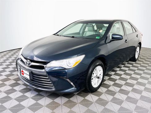 Used 2017 Toyota Camry LE FWD image 3