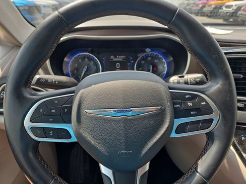 Used 2018 Chrysler Pacifica Touring-L FWD image 15