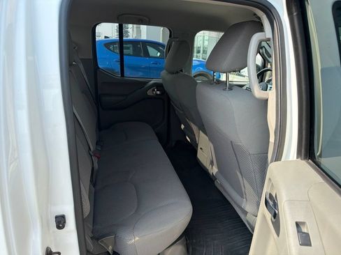 Used 2015 Nissan Frontier SV w/ SV Value Truck Package AWD/4WD image 16