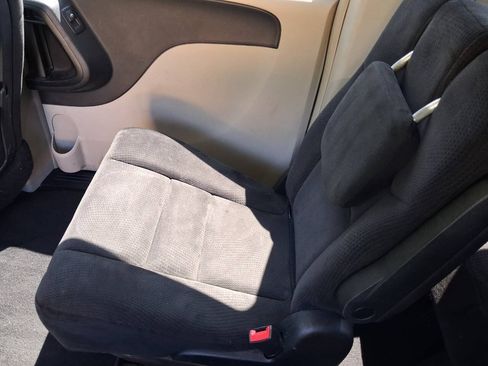 Used 2015 Chrysler Town & Country Touring FWD image 19