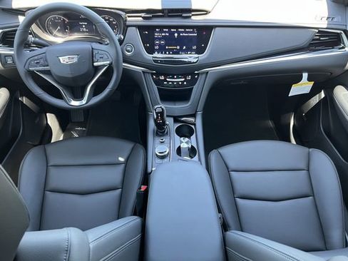 New 2025 Cadillac XT6 Luxury image 10
