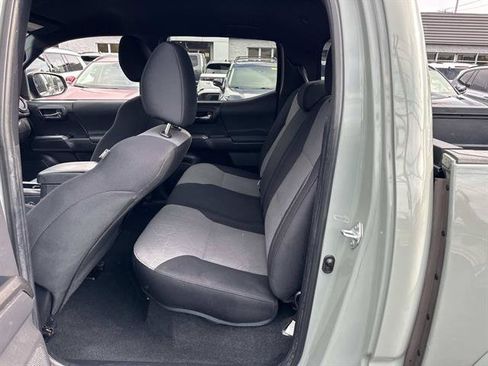 Used 2022 Toyota Tacoma TRD Sport AWD/4WD image 32