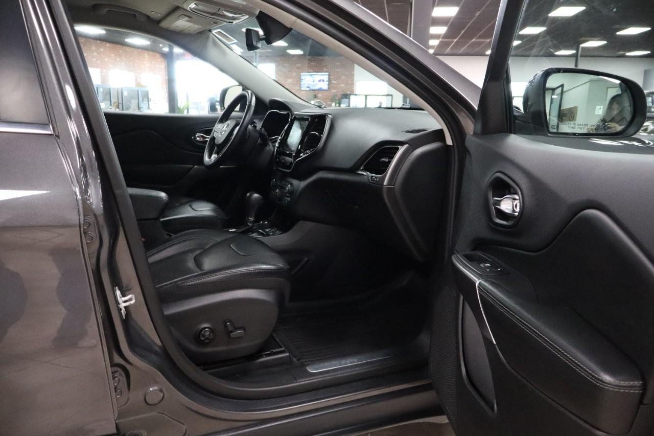 Used 2019 Jeep Cherokee Limited AWD/4WD image 32