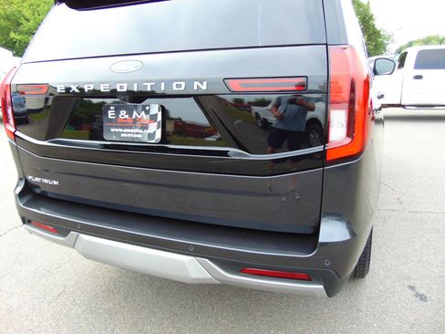 Used 2025 Ford Expedition Platinum w/ Driver's Package AWD/4WD image 39