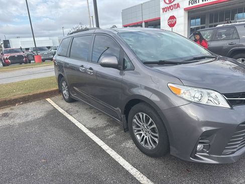 Used 2019 Toyota Sienna XLE w/ XLE Navigation Package image 3