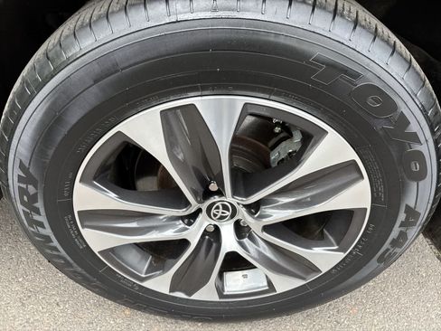 Used 2022 Toyota Highlander XLE AWD/4WD image 4