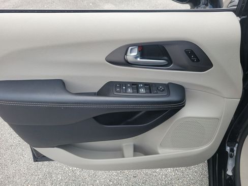 Used 2024 Chrysler Pacifica Touring-L FWD image 11