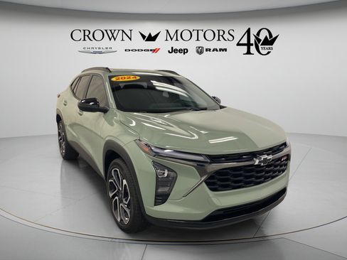 Used 2024 Chevrolet Trax RS w/ Sunroof Package FWD image 9