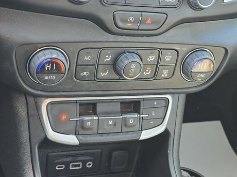 Used 2023 GMC Terrain SLE w/ Driver Convenience Package image 17