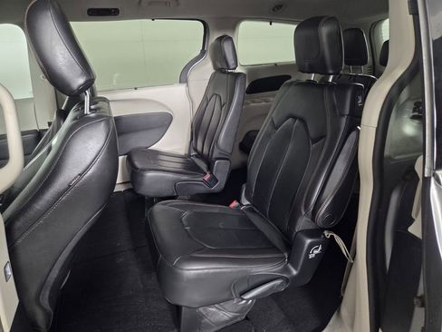 Used 2017 Chrysler Pacifica Touring-L FWD image 22