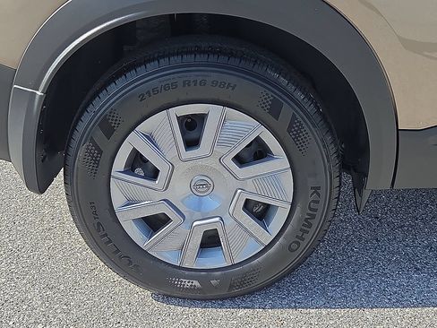 Used 2025 Nissan Kicks S FWD image 7