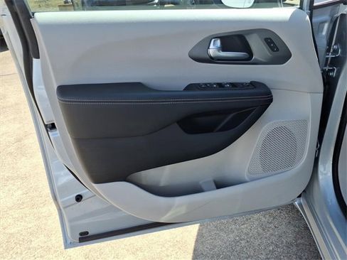 Used 2024 Chrysler Pacifica Touring-L image 19