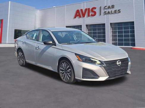 Used 2025 Nissan Altima 2.5 SV FWD image 3
