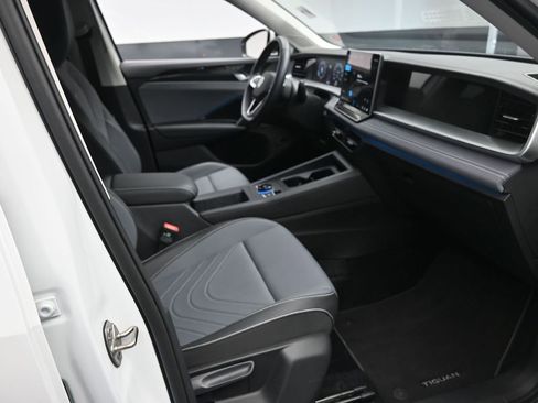 Certified 2025 Volkswagen Tiguan SE image 30